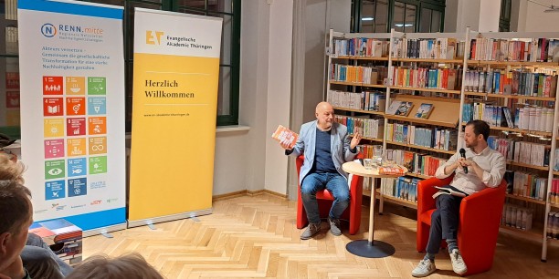 Der SPIEGEL-Journalist und Autor des Buches "Demokratie im Feuer", Jonas Schaible (rechts), im Gespräch mit Ralf-Uwe Beck. Foto: Fehlberg/EAT