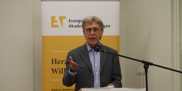 Klaus Holz stellte sein mit Thomas Haury verfasstes Buch „Antisemitismus gegen Israel“ erstmals in Erfurt vor. Foto: © Wuttke/EAT