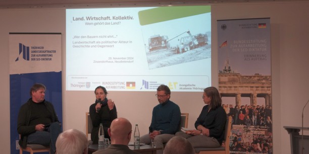 Alfons Balmann, Gesine Langlotz, Jens Roder und Tanja Busse auf dem Podium (v.l.n.r.). Foto: (c) Metzdorf/EAT.