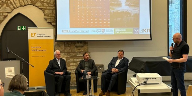 Versammelte Expertise: Geologe Dr. Michael Kosinowski, Bereichsleiter Technik der SWE Energie GmbH Kay Eberhardt und Dr. Ingo Raufuss, Geologe der Stadtwerke Erfurt Gruppe (l.n.r.). Foto: EAT 