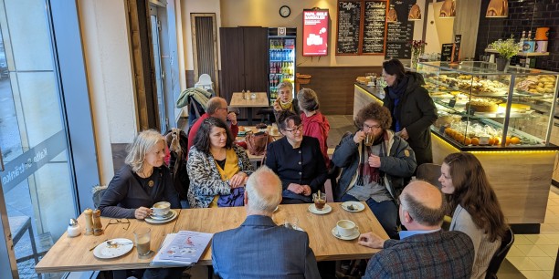 Die besten Ideen hat man gemeinsam, beim Kaffee und im offenen Gespräch: Mitglieder von Zukunft trifft Politik um Aglaia Hajkova (Mitte, Zukunft für Kinder e.V.) im Austausch. @Ivan Villanueva
