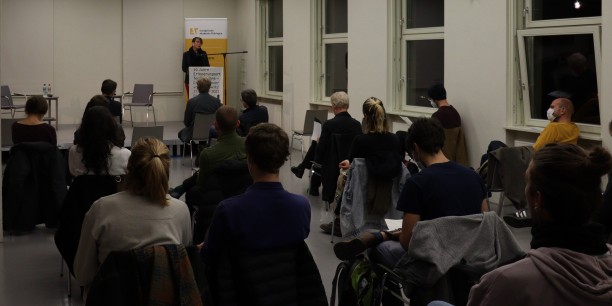 Rebekka Schubert, Gedenkstättenpädagogin am Erinnerungsort "Topf und Söhne", konnte sich zusammen mit den Veranstaltern über zahlreich erschienenes Publikum freuen. Foto: © Wuttke/EAT