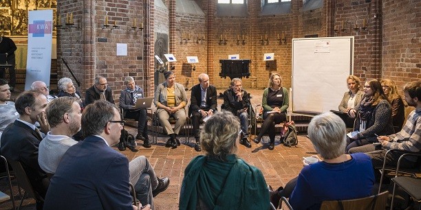 Rund 100 Gäste aus Kirche, Wissenschaft und Wirtschaft des gesamten Bundesgebiets diskutieren über die Herausforderungen des digitalen Wandels. Foto: © Felix Albertin Fotografie
