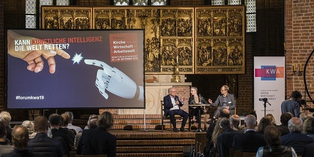 Befindet sich die Menschheit im Übergang zu einer von künstlicher Intelligenz dominierten Ära? Auf dem Podium diskutieren Horst Gorski (EKD) und Petra Bahr (Landeskirche Hannover). Foto: © Felix Albertin Fotografie
