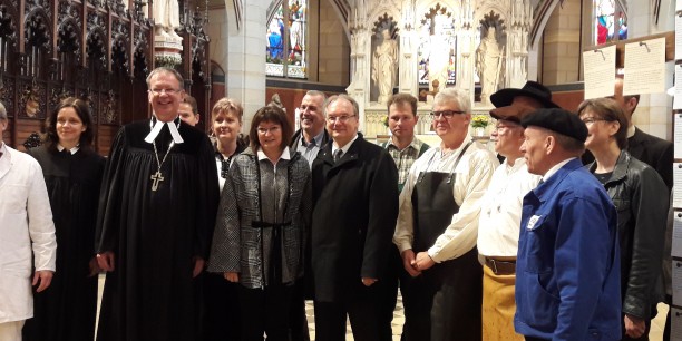 Meisterinnen und Meister aus neun Handwerksberufen gestalteten den 2. Ökumenischen Handwerker-Gottesdienst mit, den auch Sachsen-Anhalts Ministerpräsident Dr. Rainer Haseloff (Mitte) besuchte. Foto: © Kreishandwerkerschaft Landkreis Wittenberg.