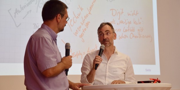 Durch die Diskussion im Plenum führten Jügen Reifarth und Frieder Weigmann. Foto: © Diakonie Mitteldeutschland