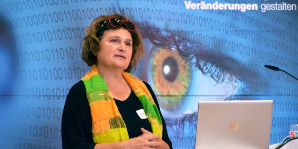 Prof. Johanna Haberer spricht zum Thema Macht und Ohnmacht in der digitalen Welt. Foto: © Diakonie Mitteldeutschland