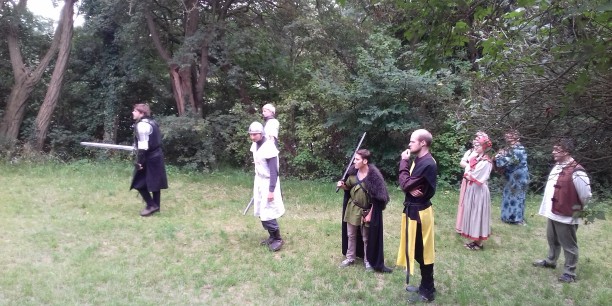 Noch wissen die Spielenden nicht, wie sie auf den neuen Gast reagieren sollen. Foto: (c) Romina Nölp 