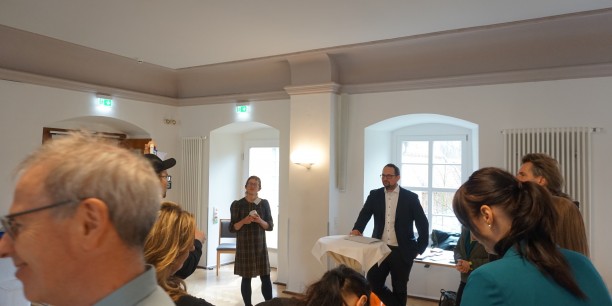 In kleinen Runden konnten die Teilnehmenden den eingeladenen Politiker*innen im direkten Austausch gegenübertreten. Hier: Thadäus König (CDU), MdL. Foto: EAT