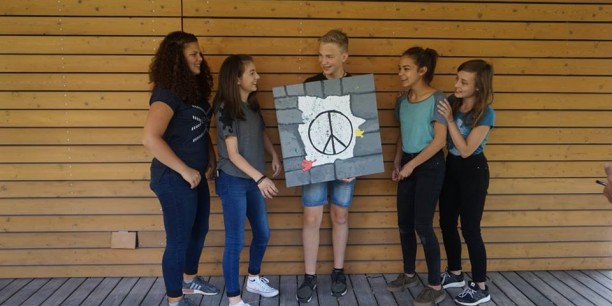 Stolz präsentieren die Jugendlichen am Nachmittag ihre Kunstwerke zum Thema Frieden. Foto: © Annika Schreiter/EAT