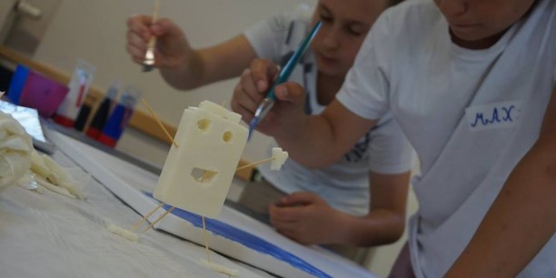 Mit Seifenschnitzerei und Acrylfarbe drückten die Schülerinnen und Schüler ihre Vorstellungen von Frieden in Farbe und Form aus. Foto: ©Annika Schreiter/EAT