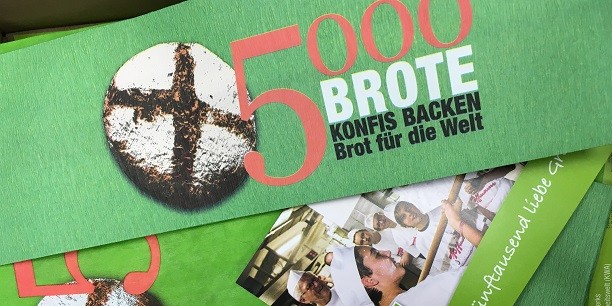 Selbst knusprig frisches Brot backen, die Mühen des Handwerks wertschätzen lernen und über die biblischen Bezüge sprechen: Konfirmandenunterricht ganz praktisch bei der Aktion "5000 Brote". Foto: © Holger Lemme/EAT. 
