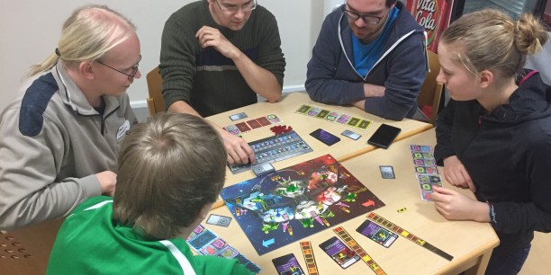 Teilnehmende des Spieleseminars in der Jugendbildungsstätte Junker Jörg in Eisenach. Foto: ©Jan Grooten/ EAT
