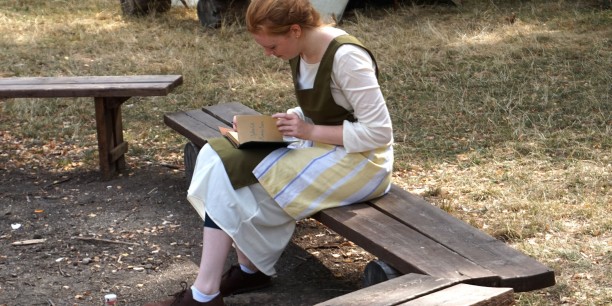 Gewandungen und Requisiten helfen dabei, sich in die Rolle einzuleben. Foto: © EAT