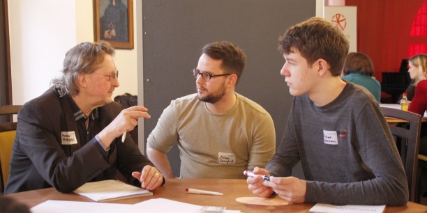 Wie wollen wir miteinander leben? - An runden Tischen sprachen die Teilnehmerinnen und Teilnehmer unter 24 Jahren und aus der Generation 60+ über Themen rund um den demografischen Wandel und die Zukunft der Gesellschaft. Foto: ©labconcepts