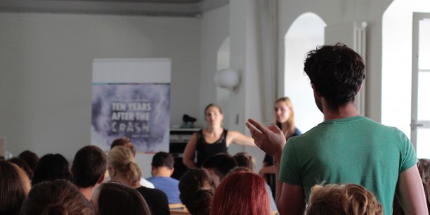 Rund 90 junge Leute sind zur 2. Sommerakademie für plurale Ökonomik nach Neudietendorf gekommen, um über neue Ansätze in Wirtschaftwissenschaft und Wirtschaftspolitik nachzudenken. Foto: (c) Lukas Böhm