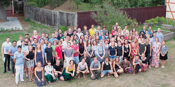 90 Teilnehmende und 23 Dozentinnen bzw. Dozenten aus 16 Ländern kamen in Neudietendorf zusammen, um über eine gerechte, ökologische und zukunftsfähige Wirtschaft nachzudenken. Foto: ©Lukas Böhm.