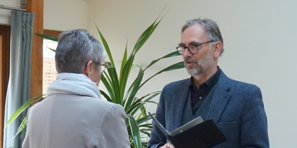 Jürgen Reifahrth überbrachte in der Andacht den Dank der Landeskirche und des Dezernats Bildung und Gemeinde. Foto: © Zubarik/EAT
