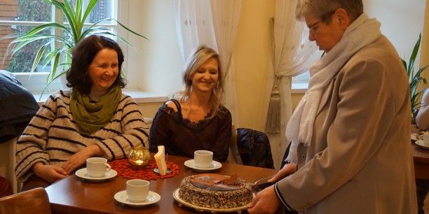 Im Zinzendofhaus wurde abschließend mit Torte und Eierlikör auf den kommenden Lebensabschnitt angestoßen. Foto: © Zubarik/EAT
