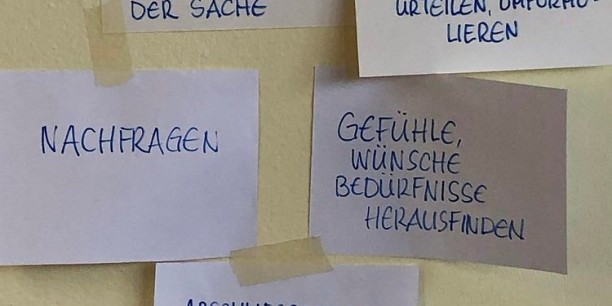 In ihrer Ausbildung lernten die Streitschlichter:innen der Otto-Lilienthal-Regelschule wie Mediatoren zu arbeiten. Im "Alles Glaubenssache?!"-Seminar konnten sie ihr Wissen und ihre Fähigkeiten vertiefen. Foto: © EAT