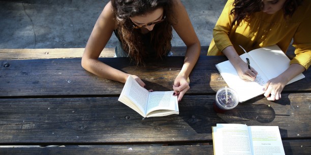 Wie kann gute Zusammenarbeit zwischen Schulen und außerschulischen Bildungsträgern gelingen? Dies war einer der inhaltlichen Schwerpunkte der et-Jahreskonferenz. Foto: Alexis Brown (Unsplash)