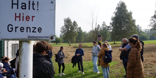 Mit dem ehemaligen Grenzsoldaten Olaf Becker (Mitte) wanderten die Schüler:innen den Grenzlehrpfad in Wildeck-Obersuhl. Foto: © Metzdorf/EAT