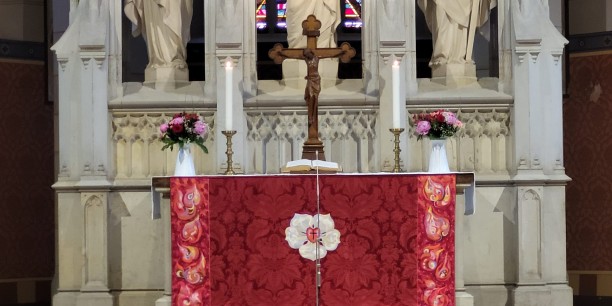 Altar der Schlosskirche Wittenberg mit Antependium, bestickt von der dänischen Königin Margrethe II. Foto: © Kranich/EAT