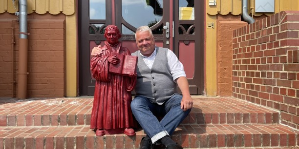 Axel (Große) und Martin (Luther) vor der Jugenbildungsstätte Junker Jörg in Eisenach, Foto: Möller, EAT