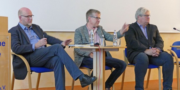 Debatte um Frieden heute: Renke Brahms, Sebastian Kranich, Michael Haspel (v.l.n.r.). Foto: © Berndt Püschel