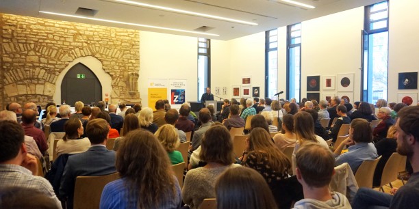 Der Raum war voll: Gut 110 Gäste kamen zum Augustinerdiskurs, der gemeinsam von der Thüringer Landeszentrale für Politische Bildung, dem Augustinerkloster zu Erfurt und der Evangelischen Akademie Thüringen veranstaltet wurde. Foto: © Leni Kästner/EAT