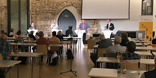 Großer Saal, aber mit 40 Personen voll belegt: Der Augustinerdiskurs "Die Zukunft des Thüringer Waldes" steht ganz im Zeichen der Corona-Abstandsregelungen. Foto: (c) Claudia Wohlbür/EAT.