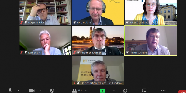 Podiumsdiskussion: Der Ukraine-Krieg und seine Bewertung in der evangelischen Friedensethik; Disput zwischen verschiedenen Positionen. Screenshot: EAT