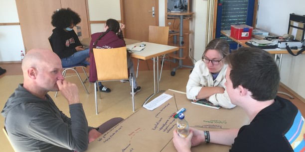 Im "World Café" der VeränderBAR sprachen die Teilnehmenden darüber, was sie derzeit mit Blick auf Klima, Bildung, Zusammenleben und Wirtschaft bewegt. Foto: © EAT 