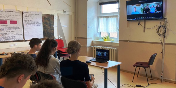 Per Videocall löcherten die Jugendlichen Martin Schmidt, Redakteur bei der ARD, mit Fragen zum journalistischen Alltag. Foto: © Schreiter/EAT