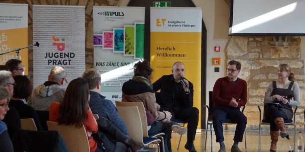 Pädagoginnen und Pädagogen aus Thüringen diskutierten die Ergebnisse der 18. Shell Jugendstudie, u.a. mit Dr. Axel Salheiser vom IDZ, Jena (Mitte). Foto: © EAT