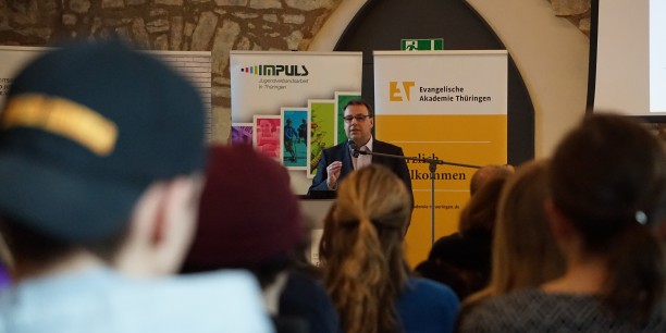 Dr. Thomas Gensicke stellte einen Ausschnitt der Ergebnisse der 18. Shell Jugendstudie vor. Foto: © EAT