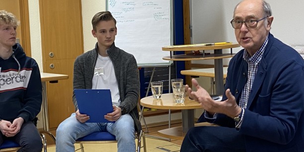 Zeitzeuge Berthold Dücker berichtete vom Aufwachsen in der Diktatur, von der Erkenntnis, dass er so nicht leben möchte, von seiner Flucht in den Westen, vom Ankommen und Durchschlagen alleine in einem fremden Land. Foto: © Schreiter/EAT