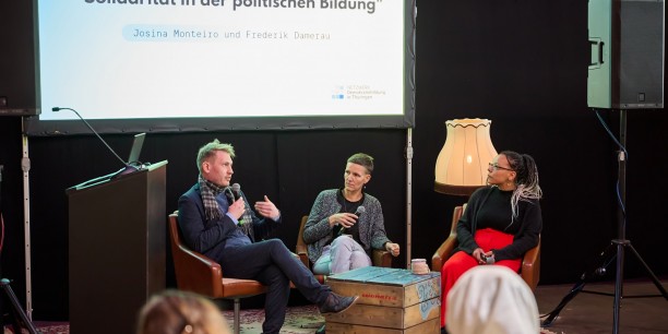 Was Solidarität praktisch bedeuten kann, besprachen Frederik Damerau (VereinT Zukunft bilden e.V.) und Josina Monteiro (Antidiskriminierungsnetzwerk Thüringen) moderiert von Maria Gehre. Foto: Anton Filonenko