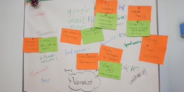 Vernetzt, verpetzt, verschlüsselt - Die Teilnehmenden sammelten zu Beginn ihre Erfahrungen mit Online-Diensten, Datensammlung und digitaler Selbstverteidigung. Foto: © EAT