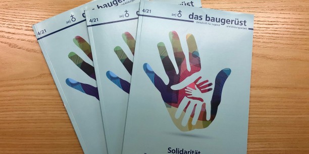 Die neueste Ausgabe von "das baugerüst" zum Thema "Solidarität - Zusammenhalt im Kleinen und im Großen". Foto: © EAT/Schreiter