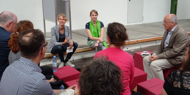 Dr. Stina Kjellgren, Ev. Akademie Frankfurt, und Dr. Annika Schreiter, Ev. Akademie Thüringen, moderierten die Diskussion. Foto: © Ulrike Kammerer