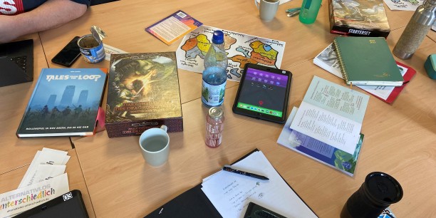 Es gibt unglaublich viele Pen & Paper-Systeme mit ganz unterschiedlichen Spielprinzipien und Hintergrundgeschichten. Einige wurden im Workshop vorgestellt und manche sogar ausprobiert. Foto © Schreiter/EAT