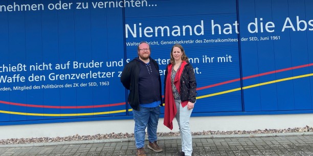 Thilo Eisermann, Institut Spawnpoint, und Dr. Annika Schreiter, Ev. Akademie Thüringen, zu Gast in der Gedenkstätte Point Alpha in Geisa. Foto: © Kilian Kappe