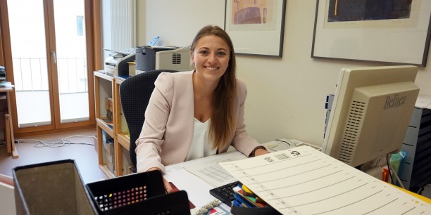 Carina Rüllich an ihrem neuen Arbeitsplatz. Am 1. September begann ihr FSJ Kultur in der Evangelischen Akademie Thüringen. Foto: ©Désirée Reuther