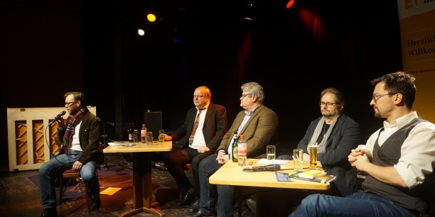 Michael Helbing, Redakteur der Thüringer Allgemeinen, moderierte das Buchgespräch mit Ekkehard Wölk, Prof. Dr. Michael Haspel, Peter Reif-Spirek und Dr. Andreas Braune im Kulturzentrum mon ami Weimar. Foto: ©EAT