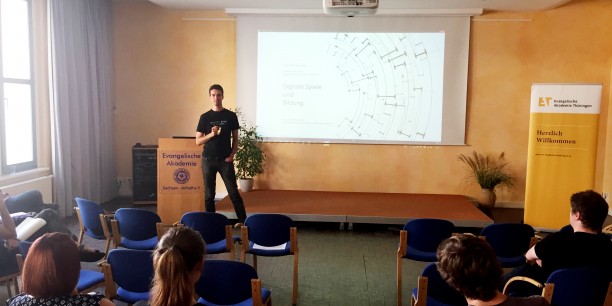 Prof. Dr. Martin Geisler von der Ernst-Abbe-Hochschule Jena führte mit Impulsen zu digitalen Spielen und Bildung in die Tagung ein. Foto: ©Jan Grooten/EAT