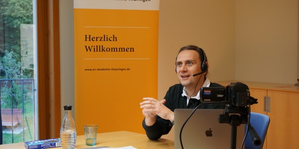Dr. Maik Weichert von der Band "Heaven Shall Burn" sprach online mit den Teilnehmenden über Algorithmen und Kunstfreiheit. Foto: © EAT