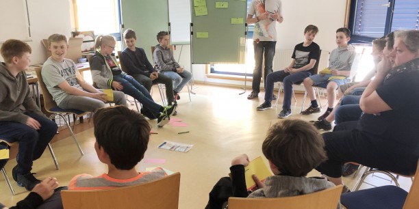 In Gesprächskreisen sammelten die Jugendlichen Ideen, Probleme und deren Lösungsmöglichkeiten, die dann weiterverfolgt werden konnten. Foto: © Carsten Meier
