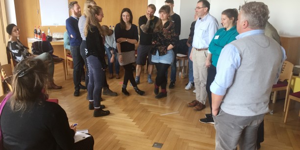 Gemeinsam erprobten die Teilnehmenden bestehende methodische Übungen gegen Antisemitismus, wie die Dilemma-Debatte. Foto: © EAT