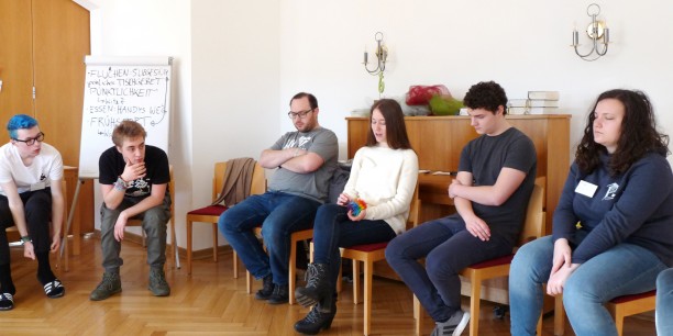 Im Gesprächskreis tauschten sich die Teilnehmenden des JPT zu politischen Themen aus, die sie aktuell bewegen ... Foto: © EAT